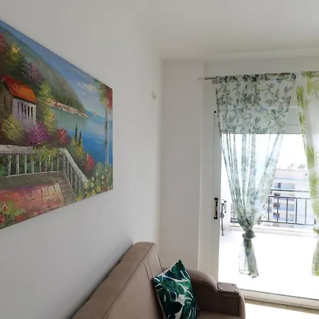 Lovely One Bedroom アパート Sarandë